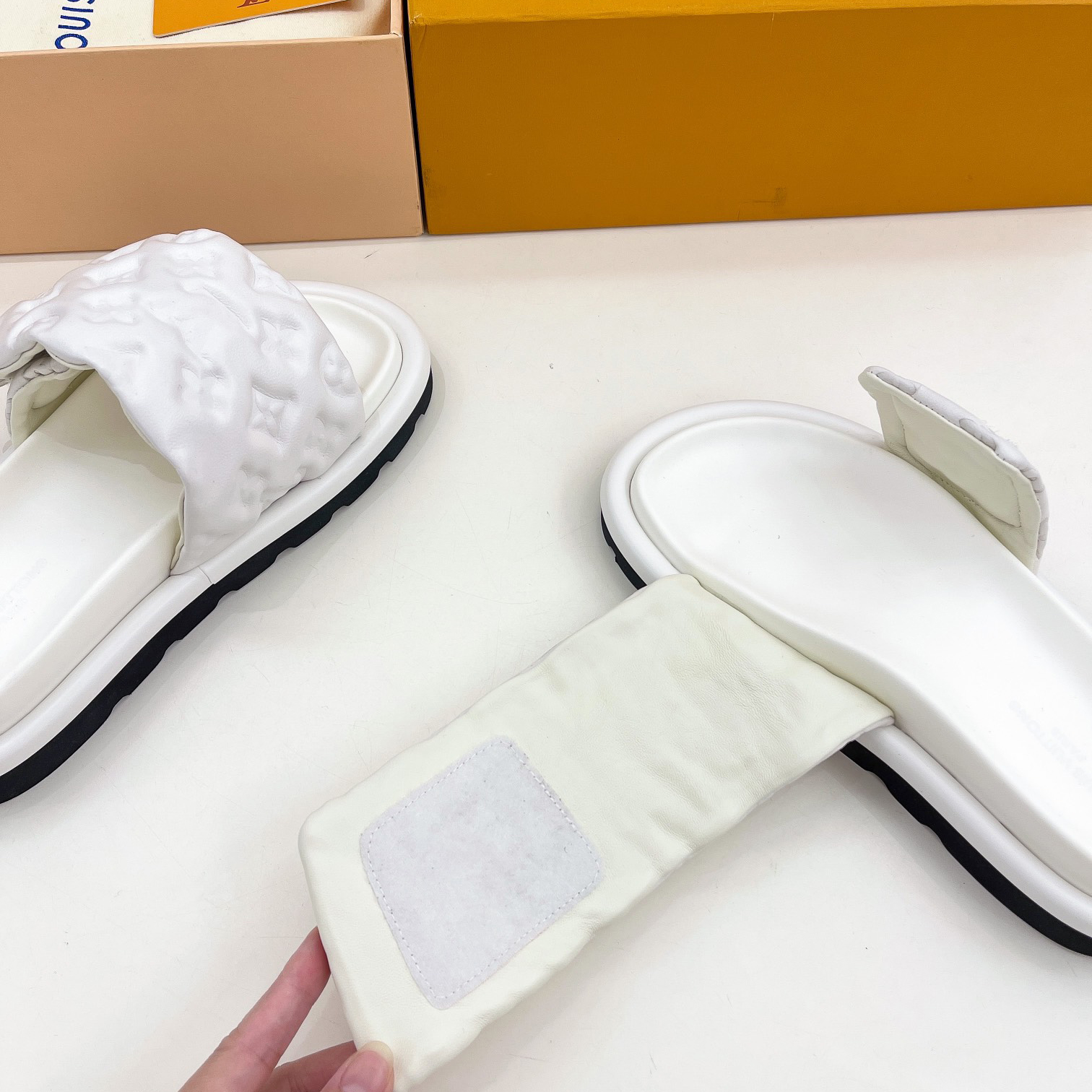 Louis Vuitton Pool Pillow Comfort Mule    1AABKV - FashionPlug