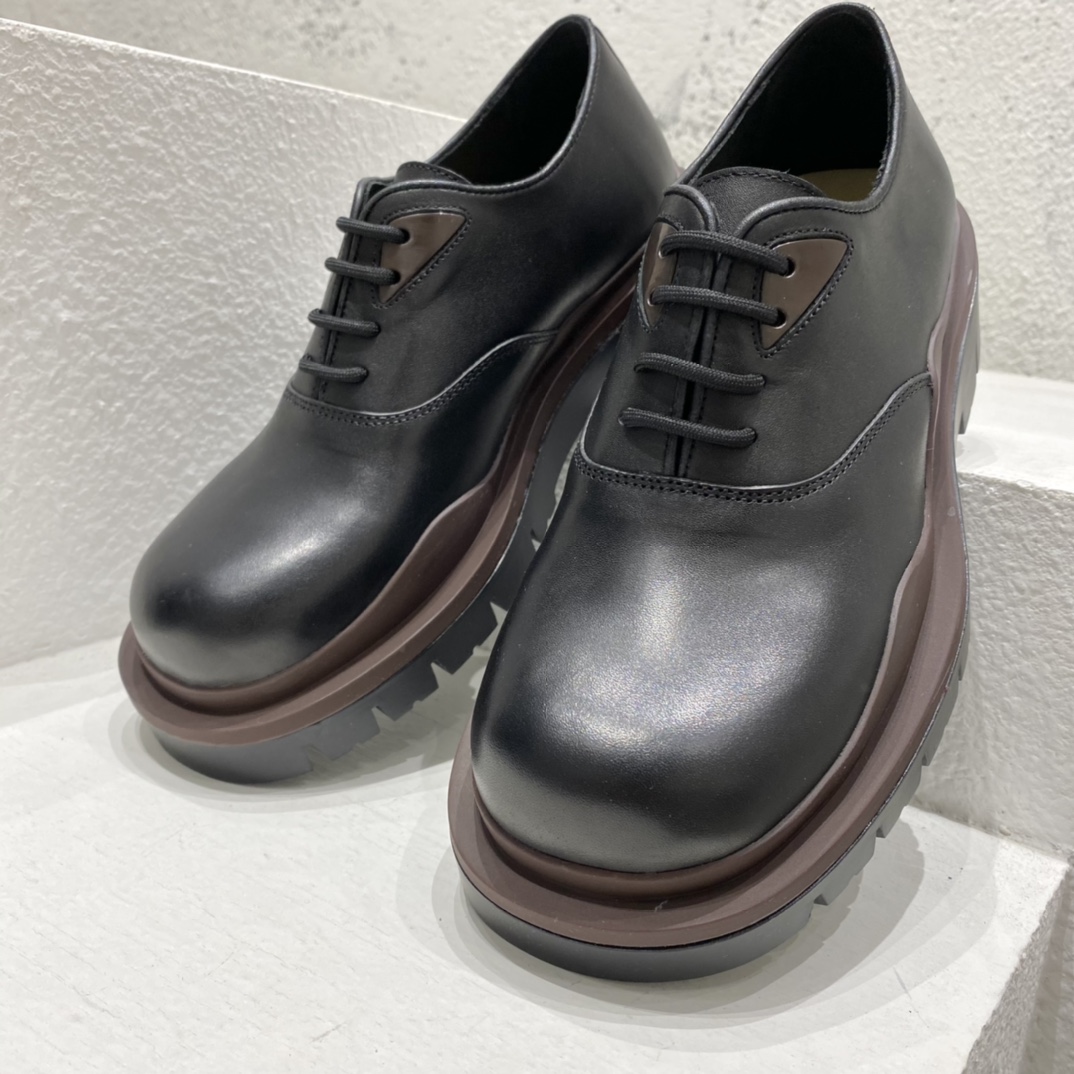 Bottega Veneta Vegetally-Tanned Leather Lace-Up Shoes - FashionPlug