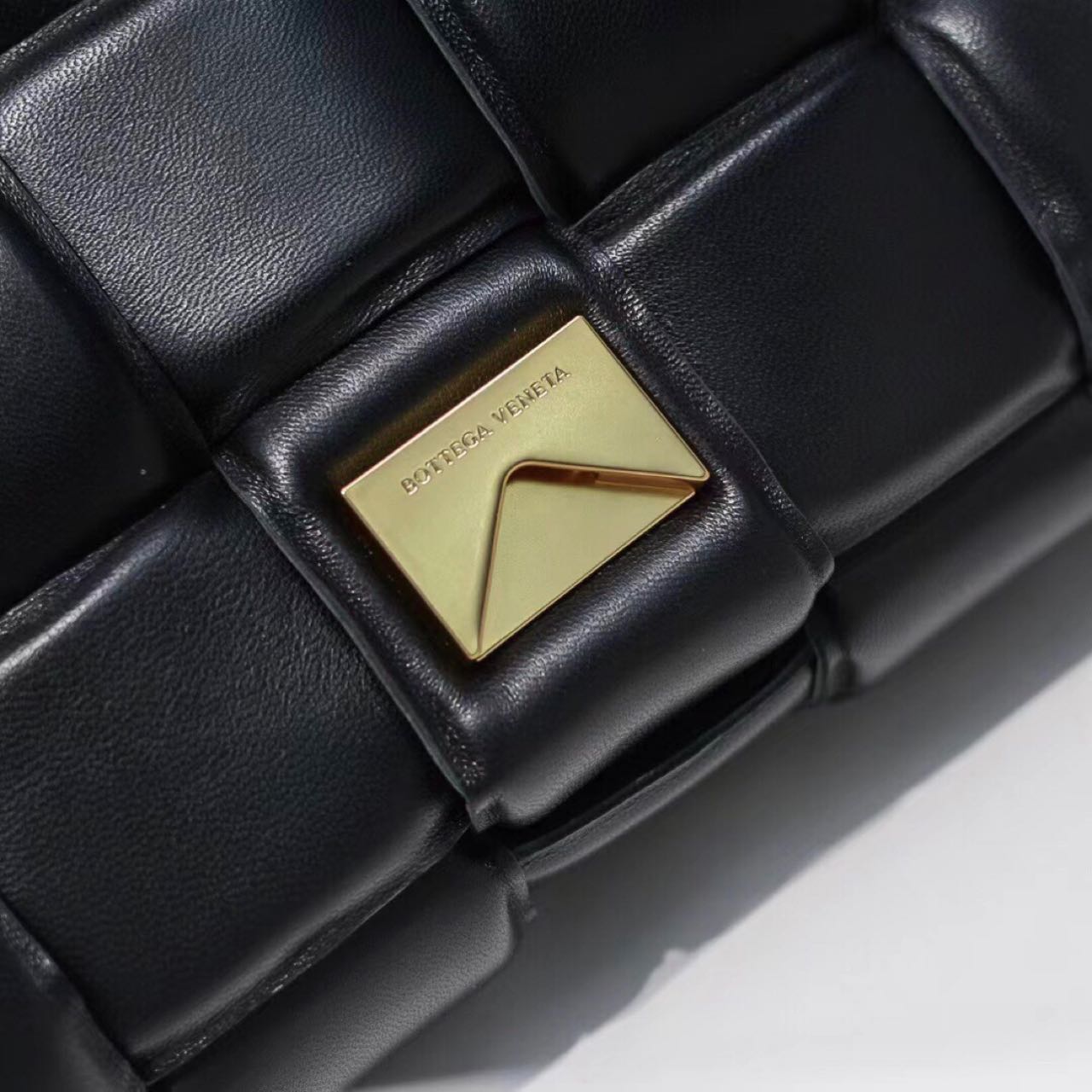 Bottega Veneta Chain Cassette Leather Crossbody Bag(26-18-8cm) - FashionPlug