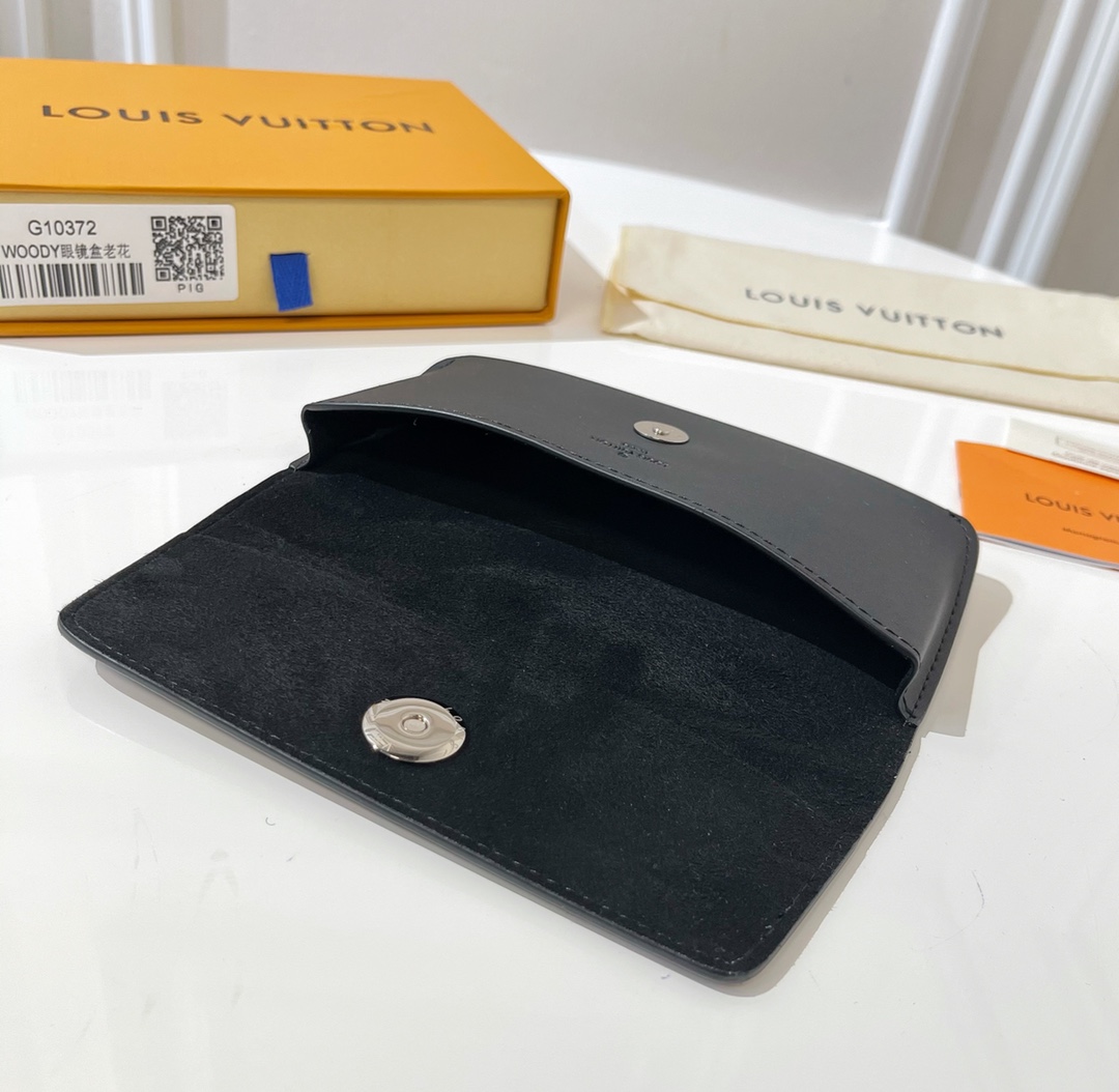 Louis Vuitton Woody Glasses Case   GI0296 - FashionPlug