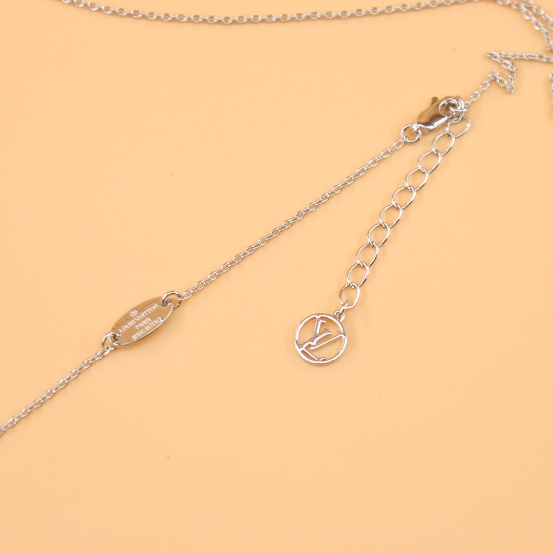 Louis Vuitton LV Idylle Blossom Large Pendant, White Gold And Diamonds      Q93821 - FashionPlug