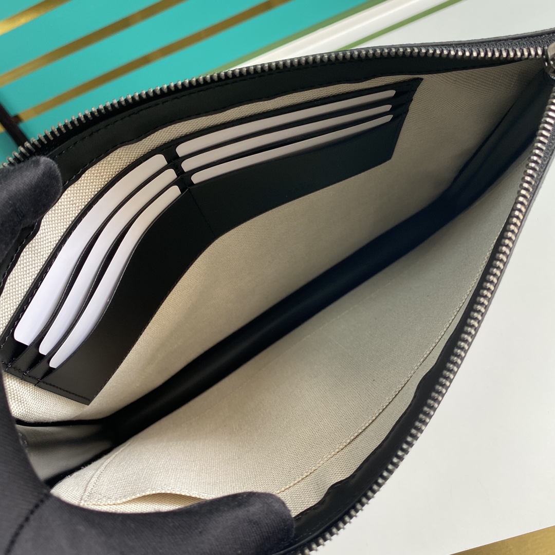 Gucci Black GG Pouch(28-22-3.5cm) - FashionPlug