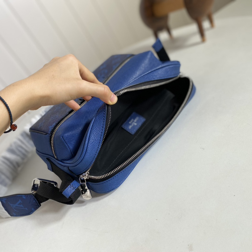 Louis Vuitton Outdoor Messenger(26-20-10.5cm)   M30242 - FashionPlug
