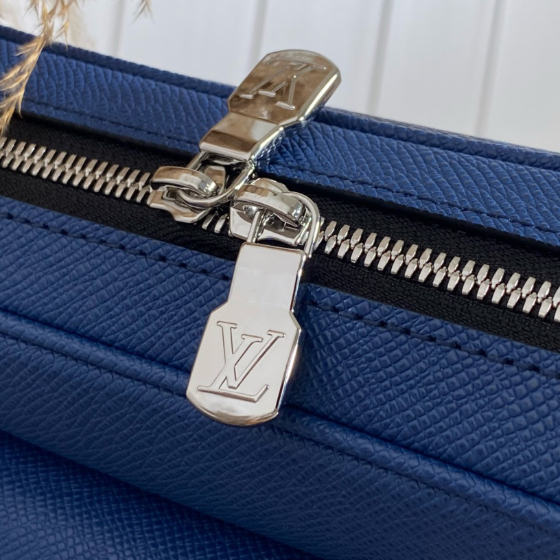 Louis Vuitton Outdoor Messenger(26-20-10.5cm)   M30242 - FashionPlug