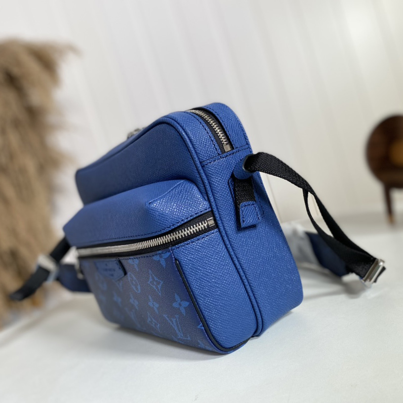 Louis Vuitton Outdoor Messenger(26-20-10.5cm)   M30242 - FashionPlug
