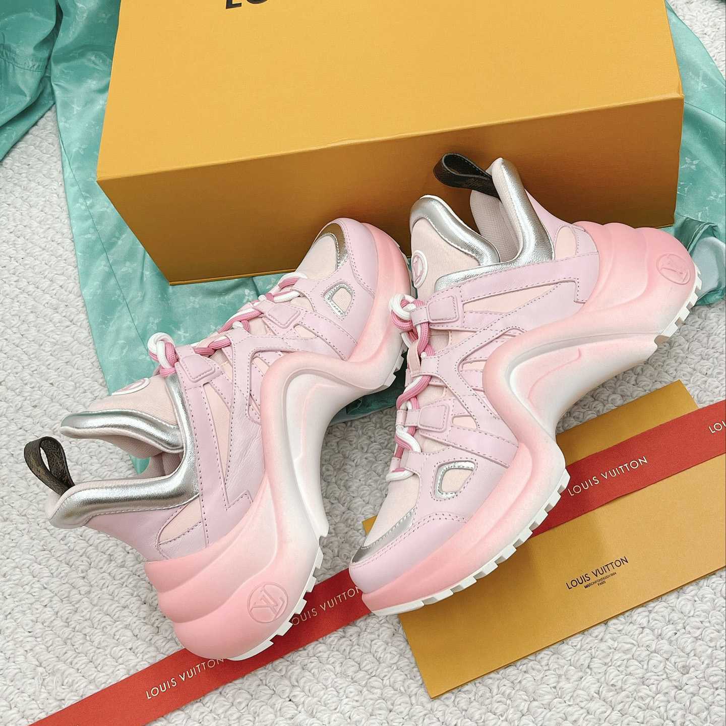 Louis Vuitton LV Archlight Sneaker       1AACM2 - FashionPlug