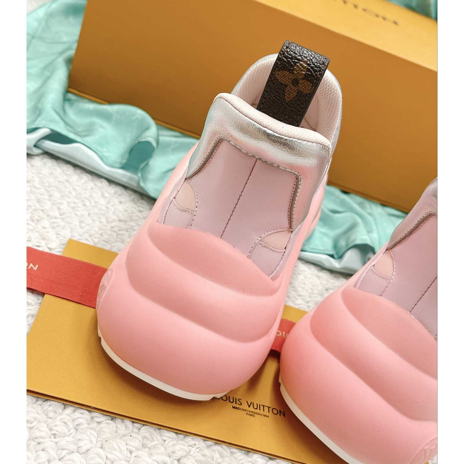 Louis Vuitton LV Archlight Sneaker       1AACM2 - FashionPlug