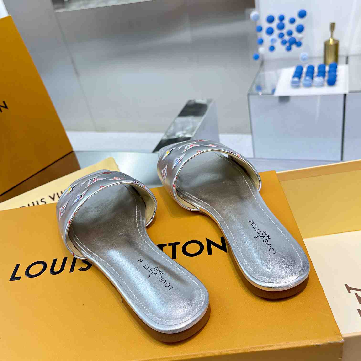 Louis Vuitton Revival Flat Mule     1AAOVA - FashionPlug