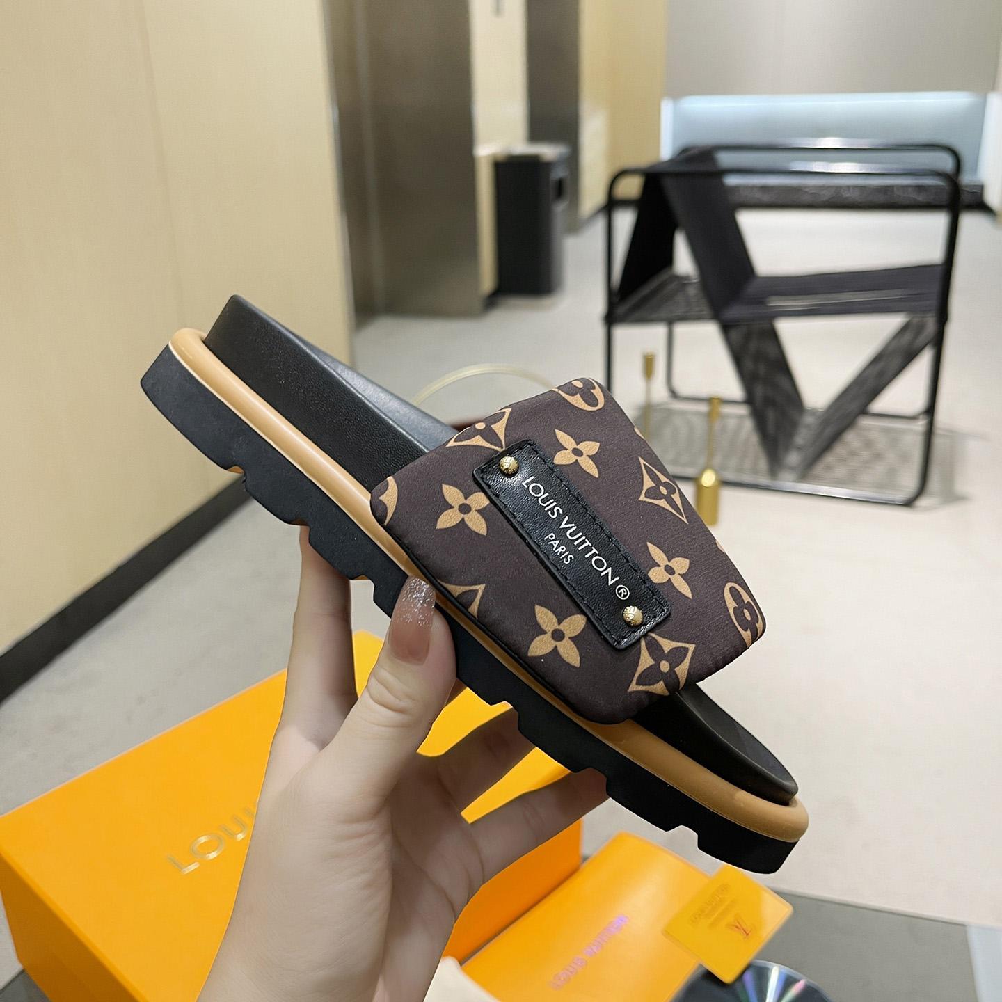 Louis Vuitton Pool Pillow Flat Comfort Mule    1AAEBX - FashionPlug