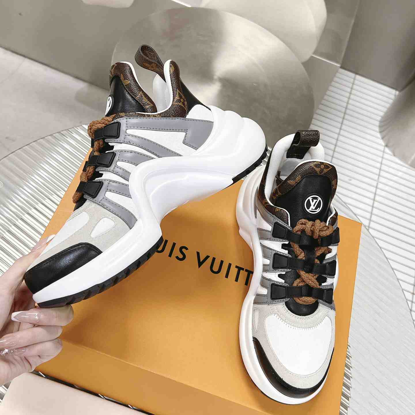 Louis Vuitton LV Archlight Sneaker       1AAOWZ    - FashionPlug