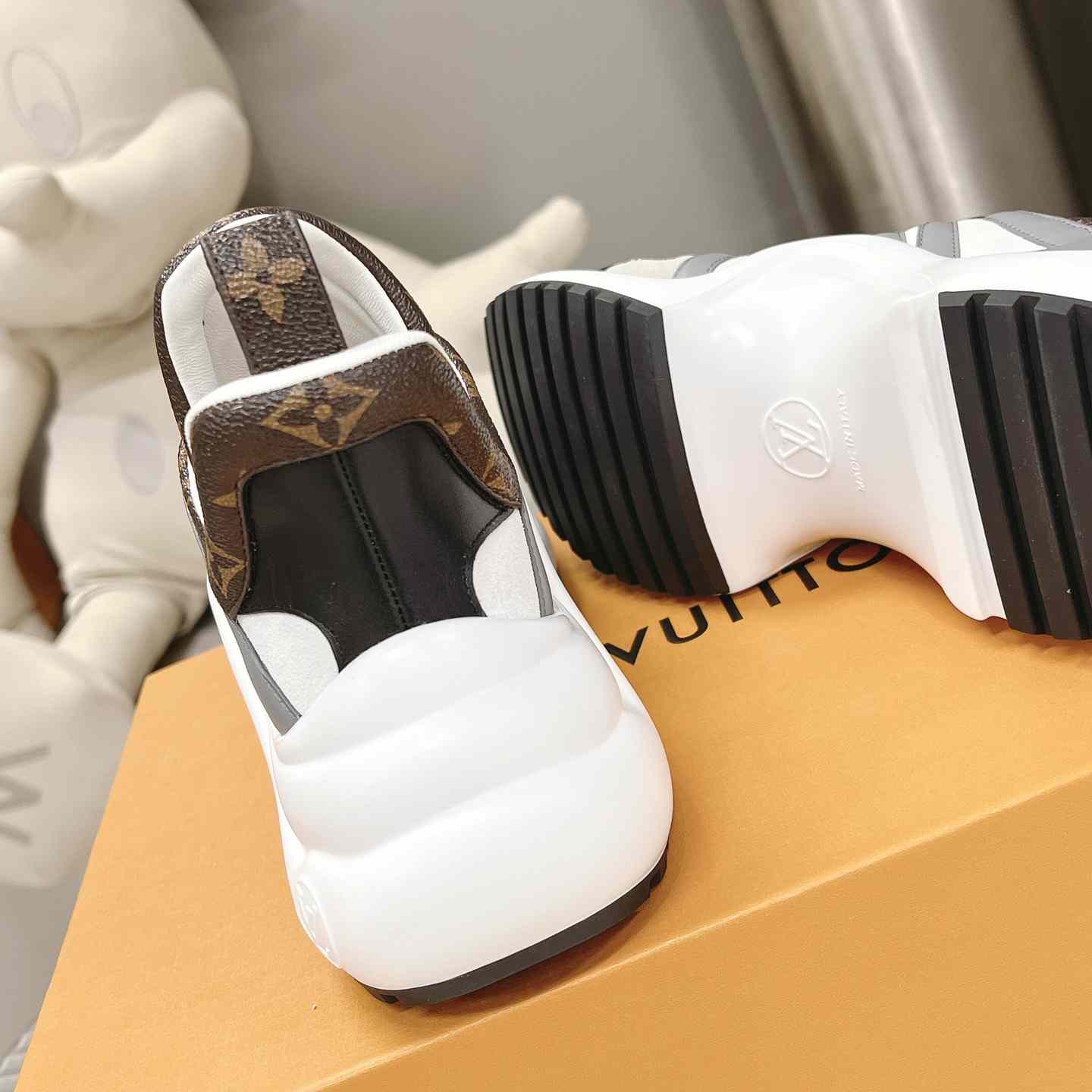 Louis Vuitton LV Archlight Sneaker       1AAOWZ    - FashionPlug