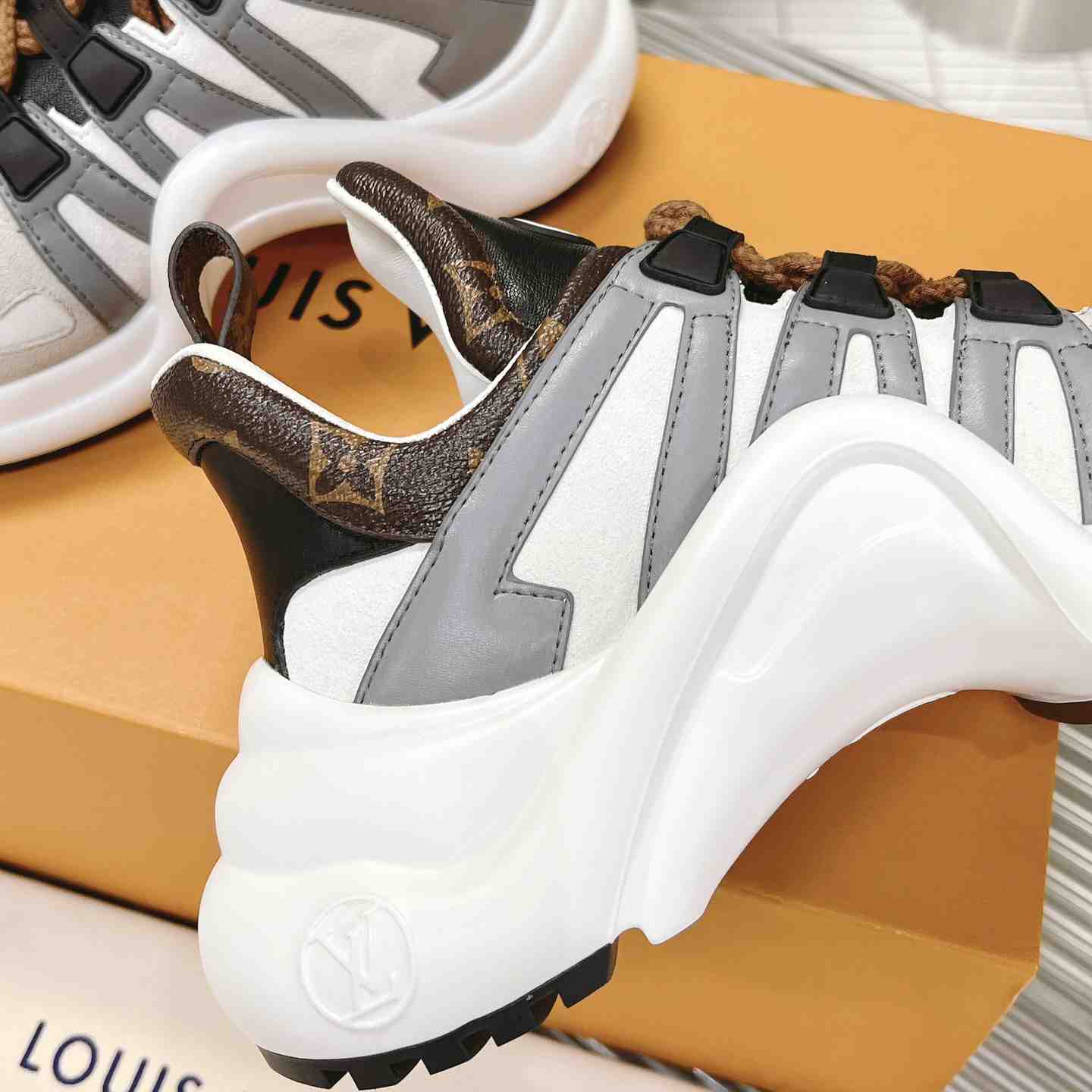Louis Vuitton LV Archlight Sneaker       1AAOWZ    - FashionPlug