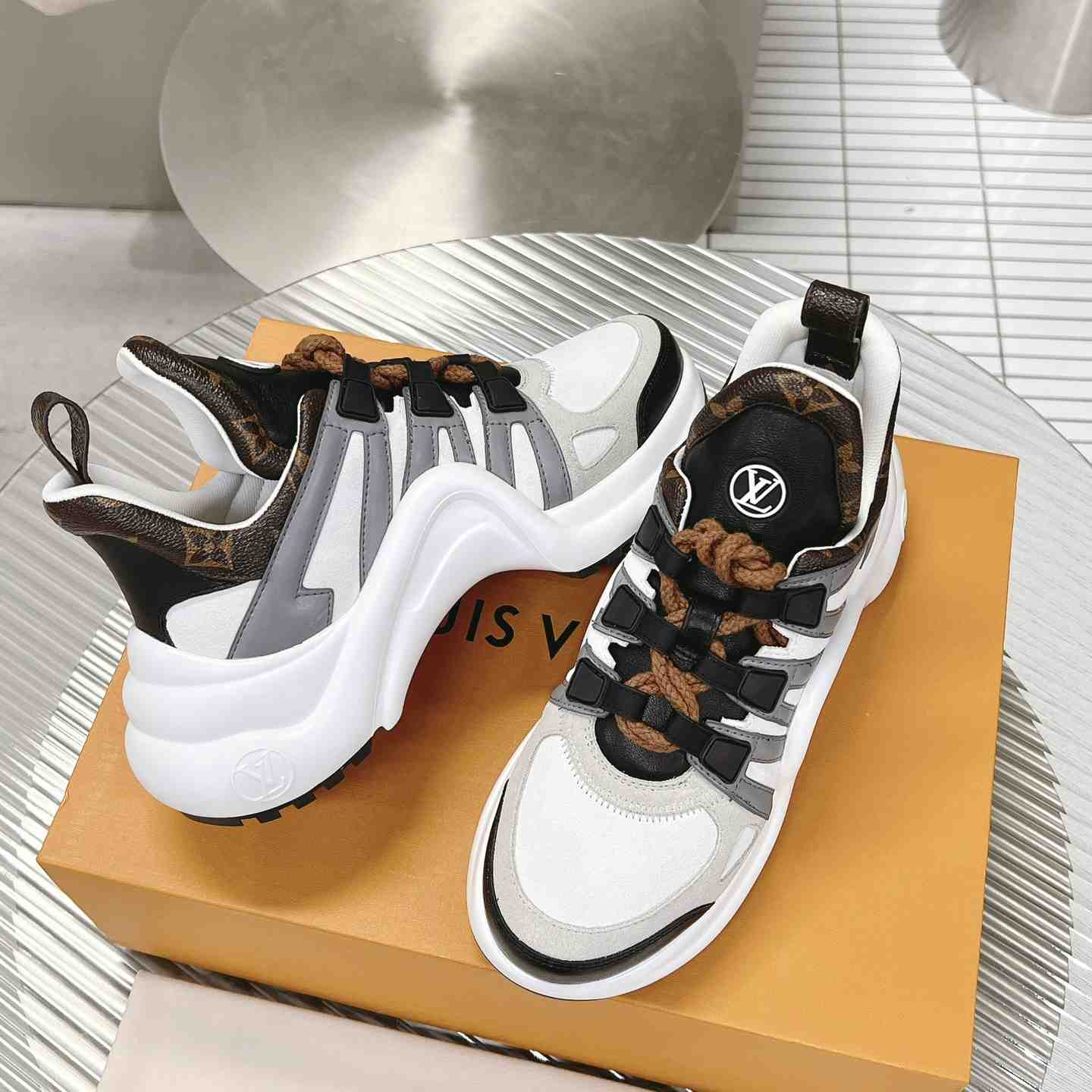 Louis Vuitton LV Archlight Sneaker       1AAOWZ    - FashionPlug