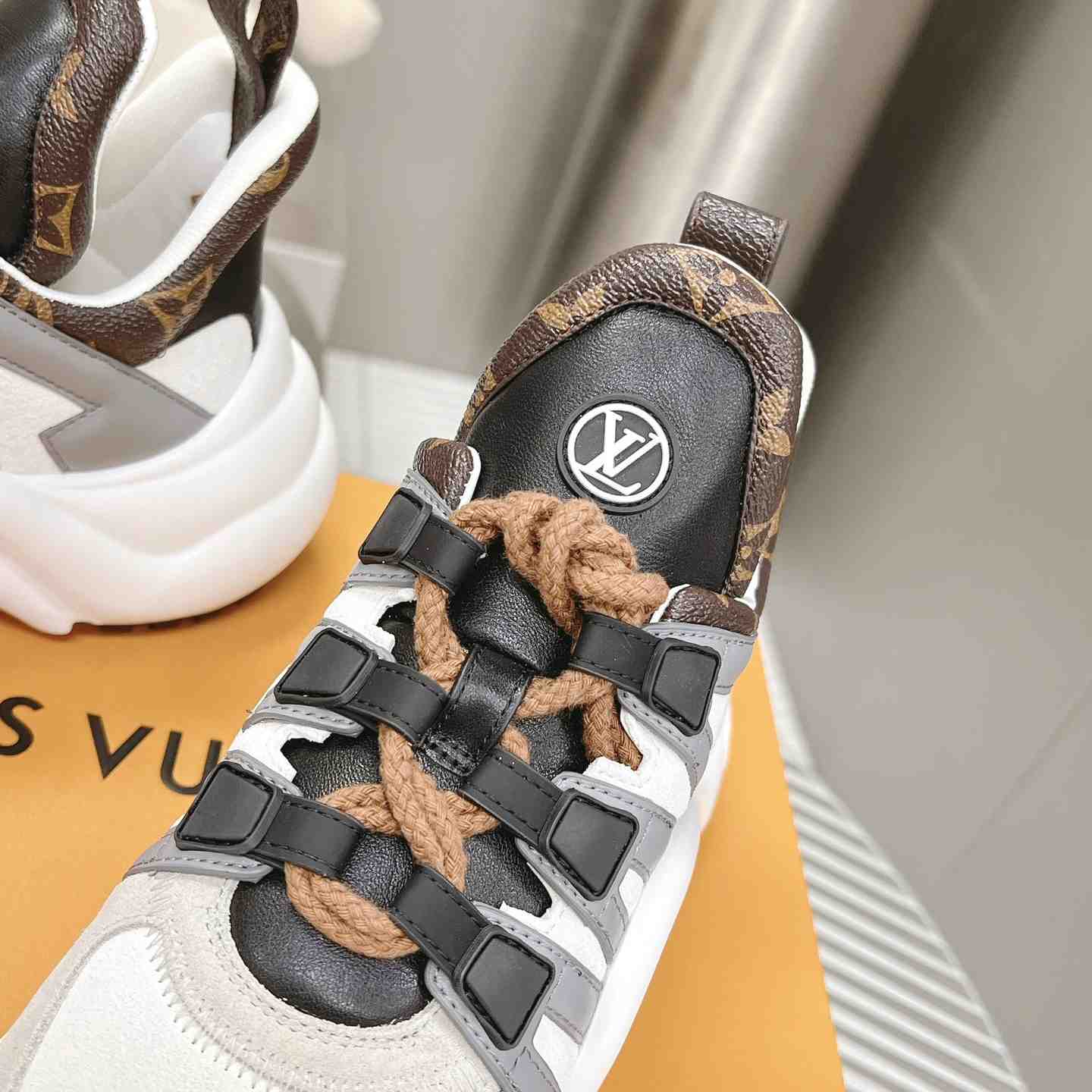 Louis Vuitton LV Archlight Sneaker       1AAOWZ    - FashionPlug
