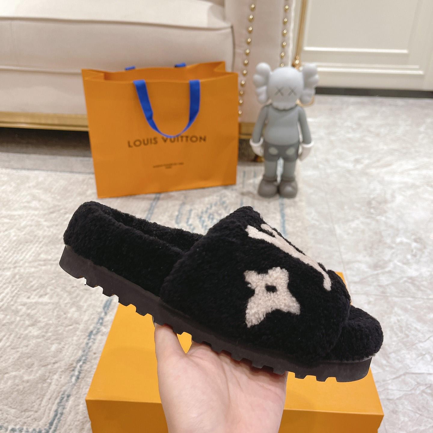 Louis Vuitton Paseo Flat Comfort Mule      1A8ZIT - FashionPlug