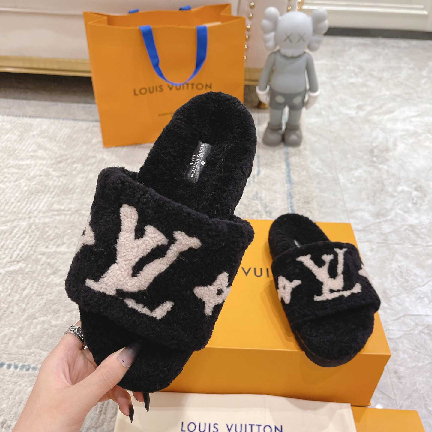 Louis Vuitton Paseo Flat Comfort Mule      1A8ZIT - FashionPlug