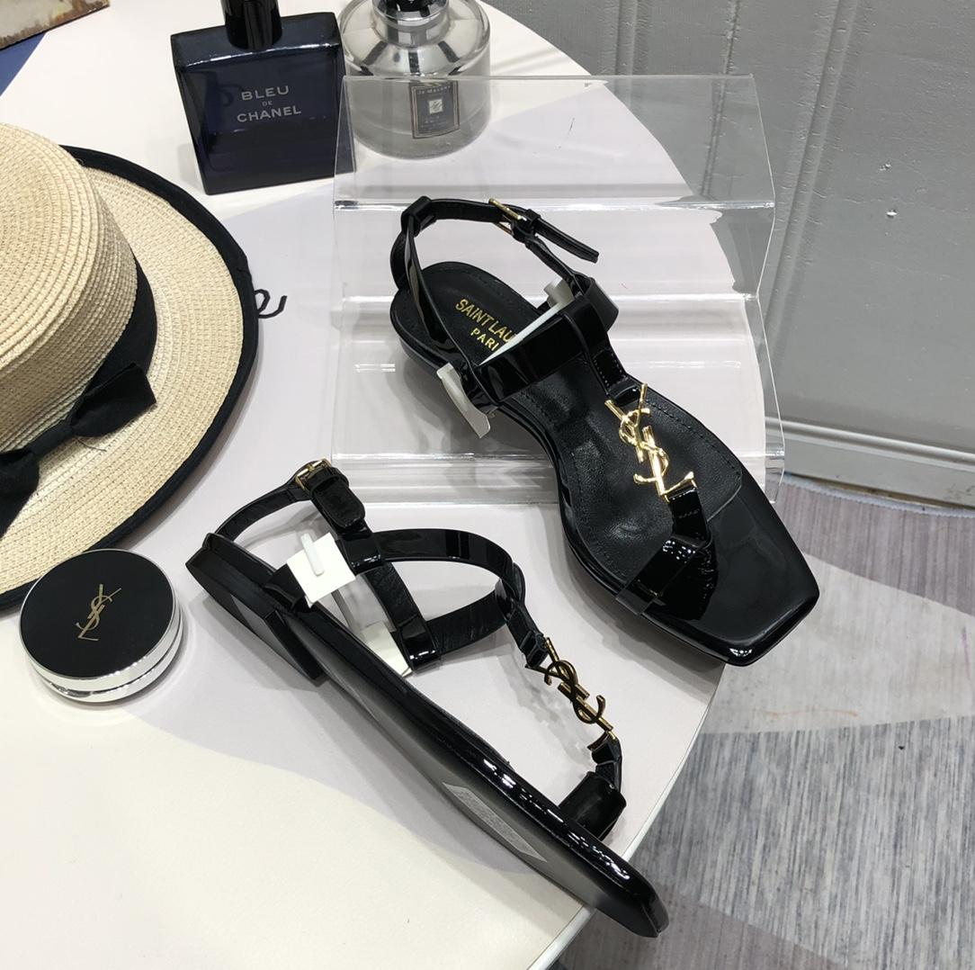 Saint Laurent Cassandra Flat Sandals In Patent Leather With Gold-Tone Monogram - FashionPlug