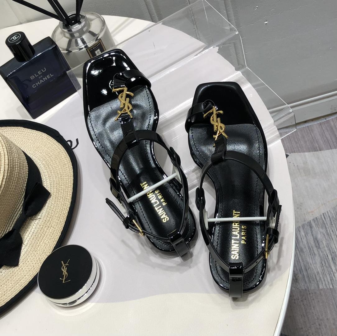 Saint Laurent Cassandra Flat Sandals In Patent Leather With Gold-Tone Monogram - FashionPlug