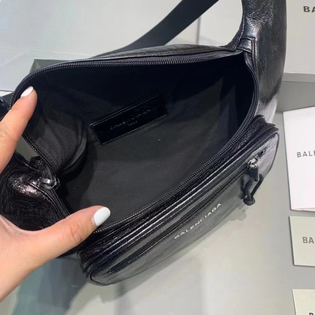Balenciaga Everyday Beltpack In Black Natural Grain Calfskin(25-5-17cm)   - FashionPlug