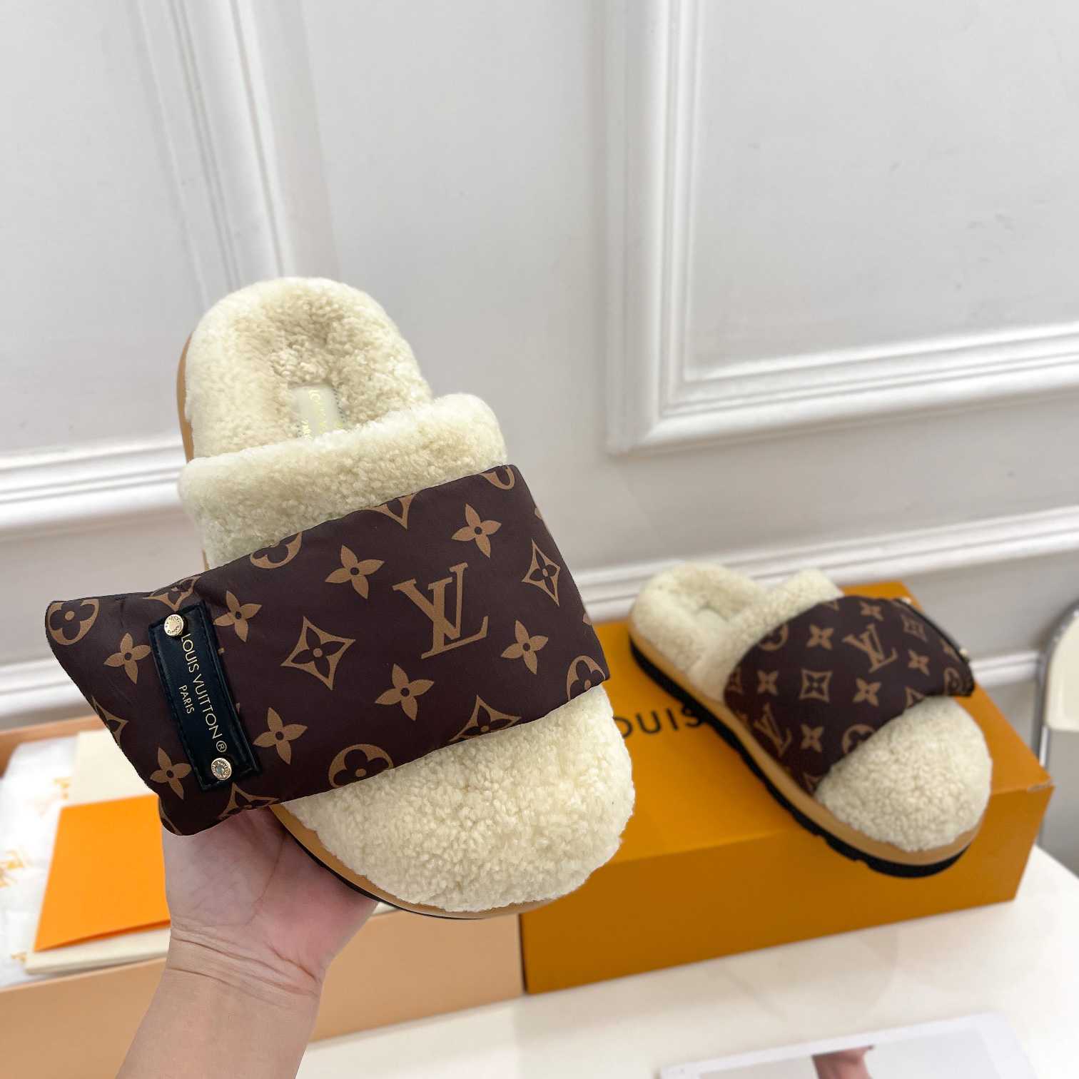 Louis Vuitton Slipper Pillow Flat Comfort Mule    1AAM41 - FashionPlug