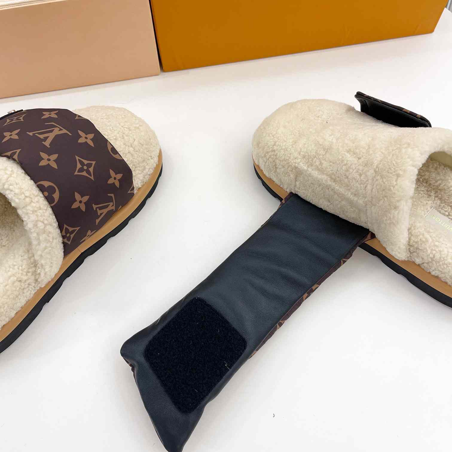 Louis Vuitton Slipper Pillow Flat Comfort Mule    1AAM41 - FashionPlug