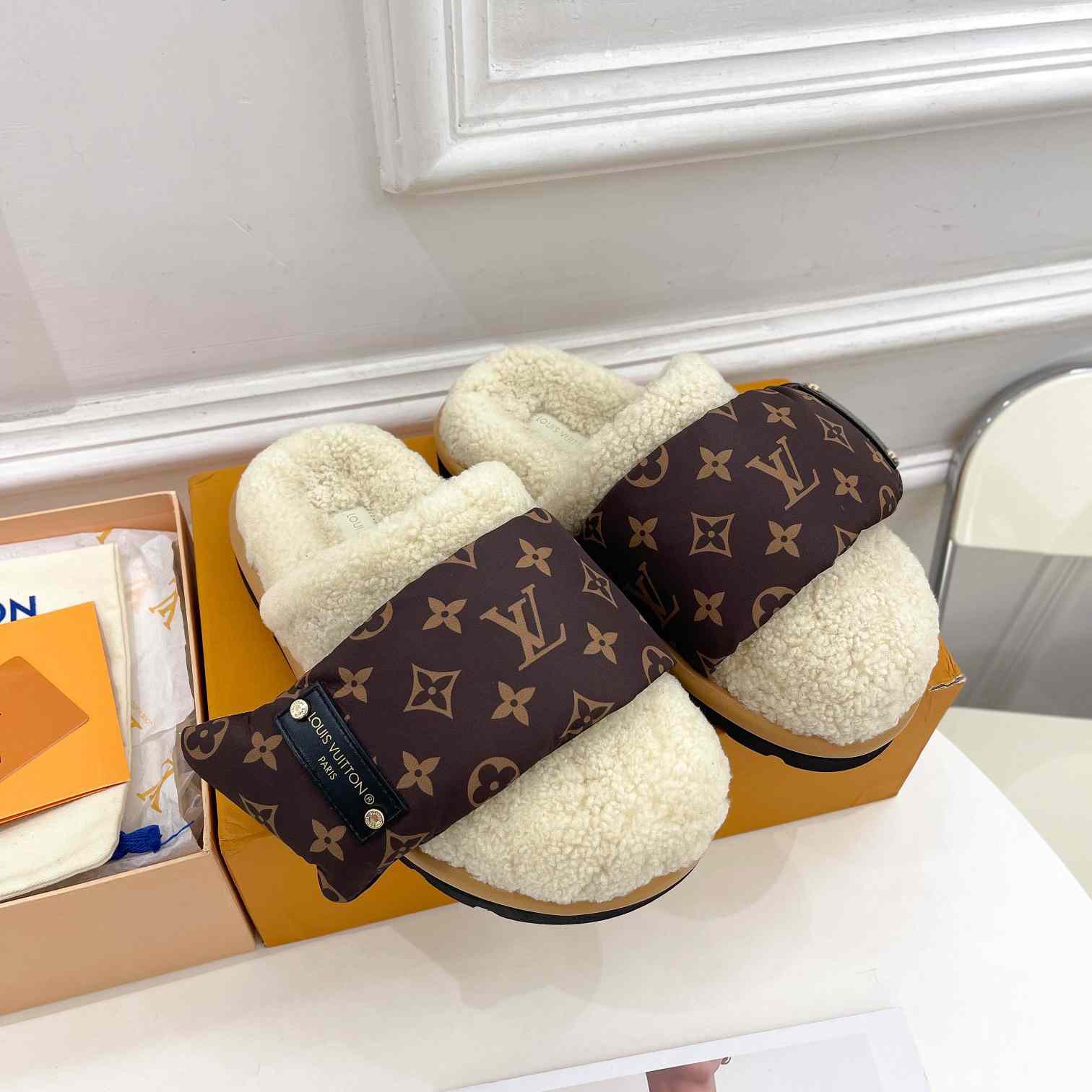 Louis Vuitton Slipper Pillow Flat Comfort Mule    1AAM41 - FashionPlug