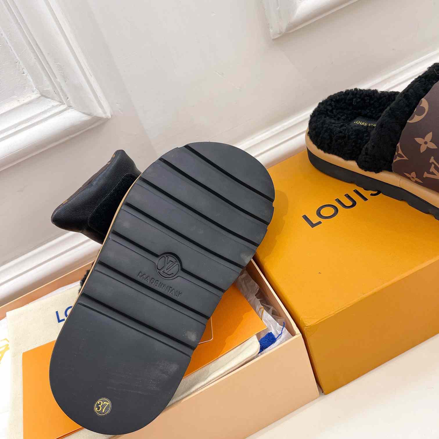 Louis Vuitton Slipper Pillow Flat Comfort Mule    1AAM3L - FashionPlug