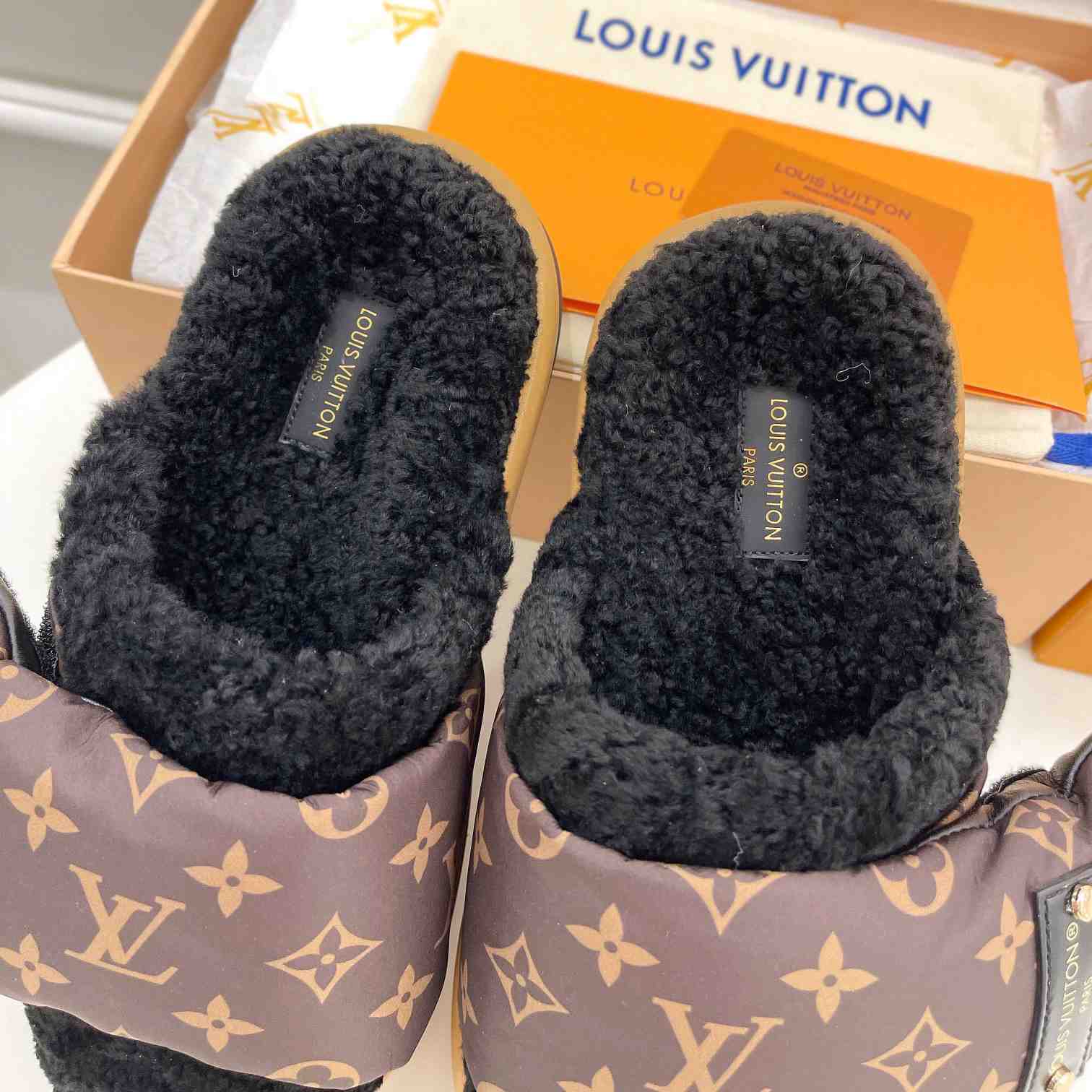 Louis Vuitton Slipper Pillow Flat Comfort Mule    1AAM3L - FashionPlug