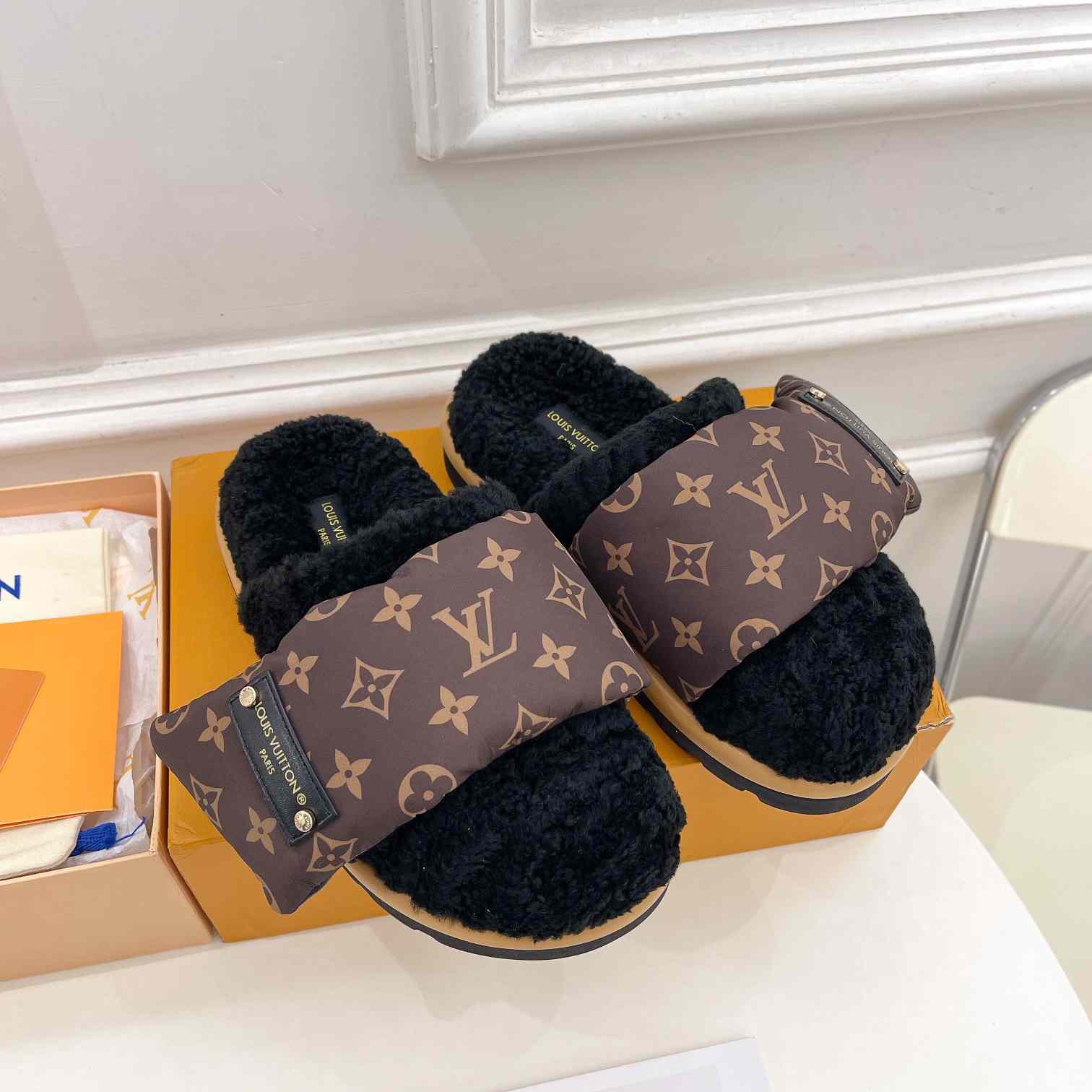 Louis Vuitton Slipper Pillow Flat Comfort Mule    1AAM3L - FashionPlug
