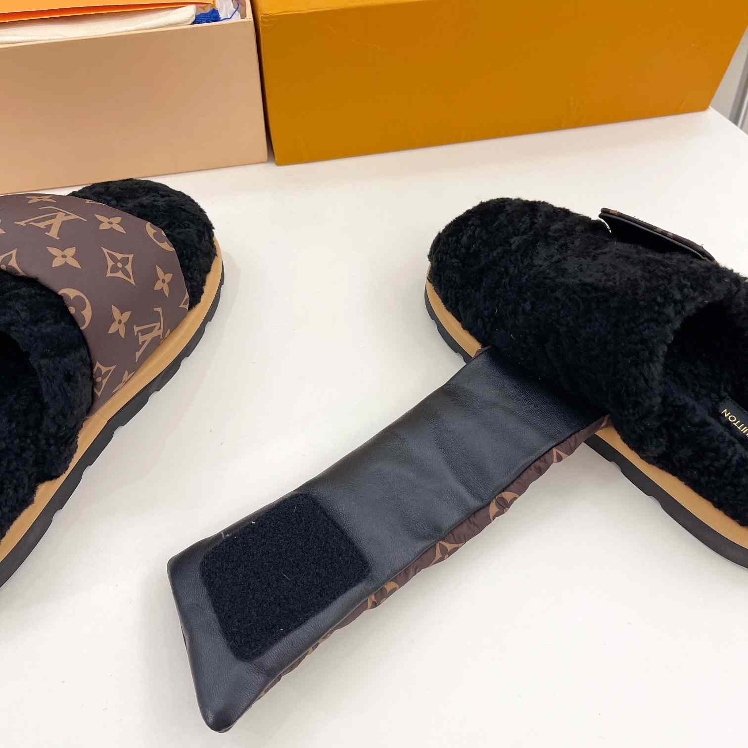 Louis Vuitton Slipper Pillow Flat Comfort Mule    1AAM3L - FashionPlug