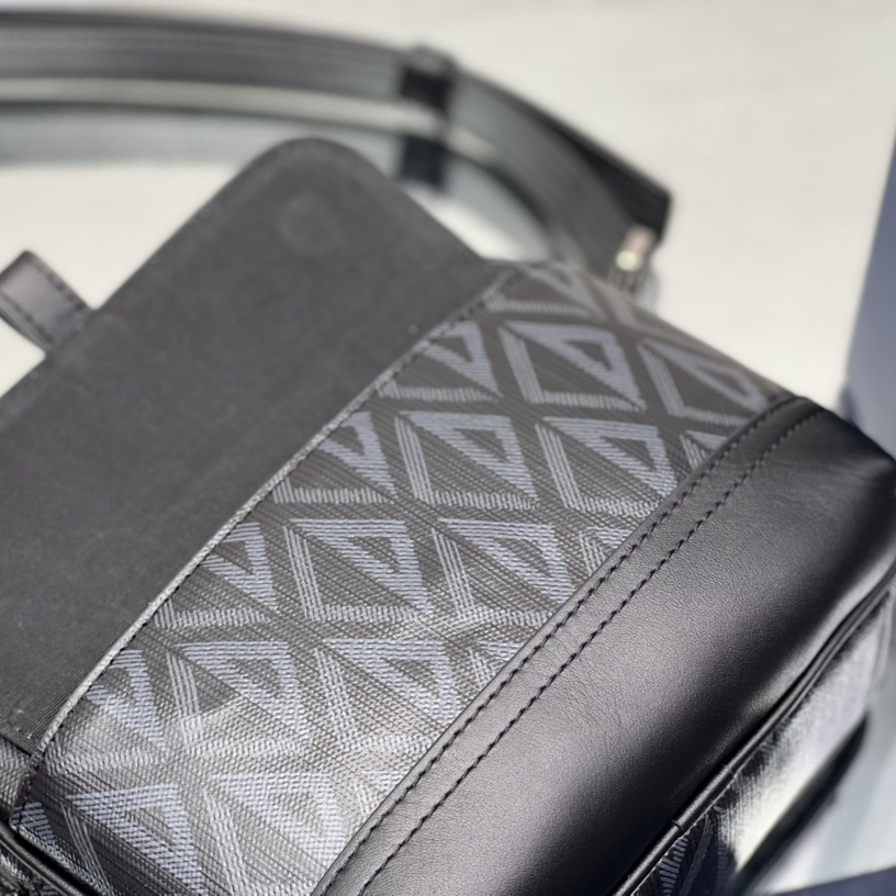 Dior Hit The Road Messenger Pouch(20.5-15-7 cm) - FashionPlug