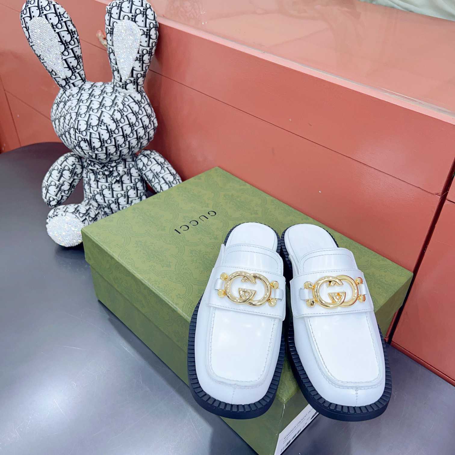 Gucci Women's Slipper With Interlocking G - FashionPlug