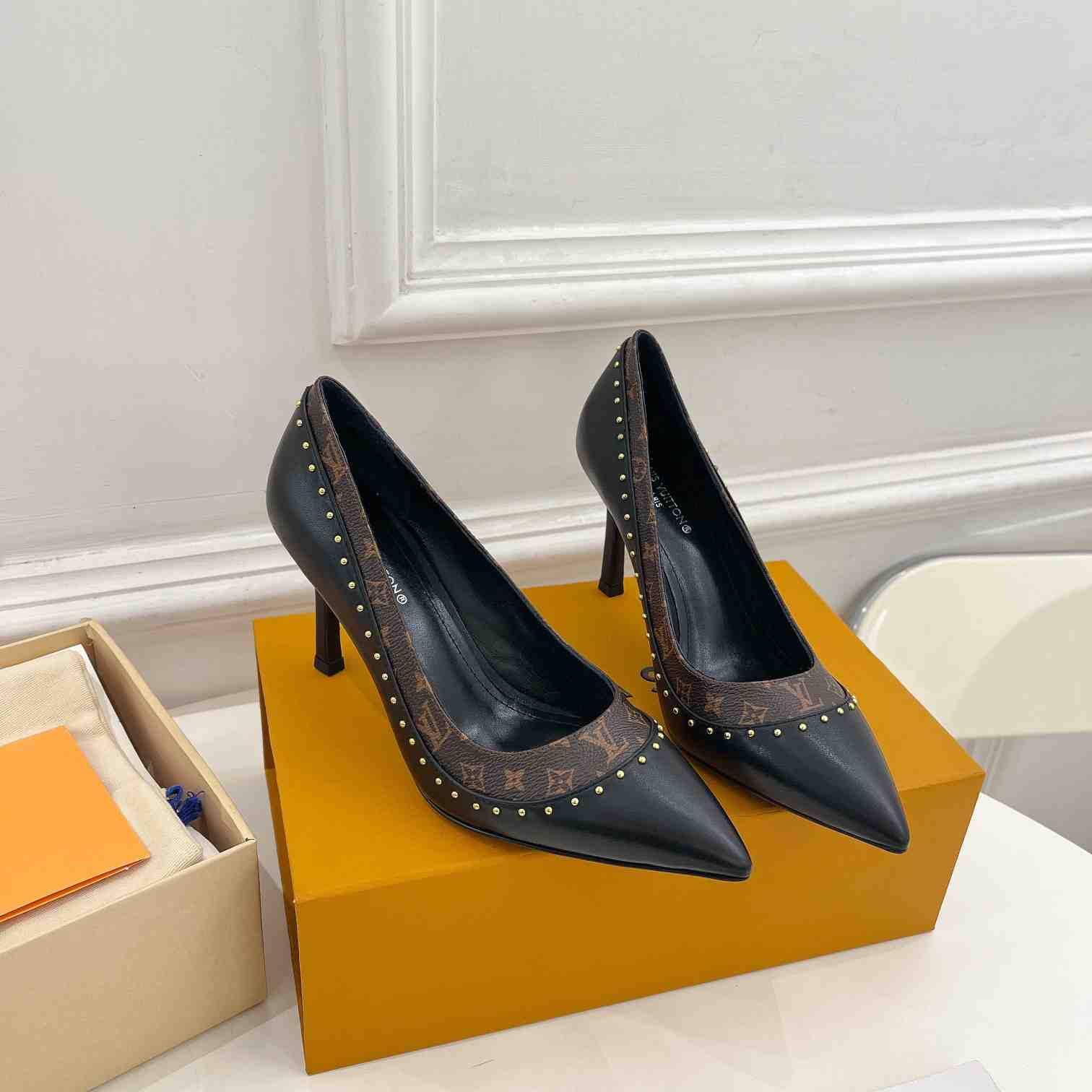 Louis Vuitton Signature Pump - FashionPlug