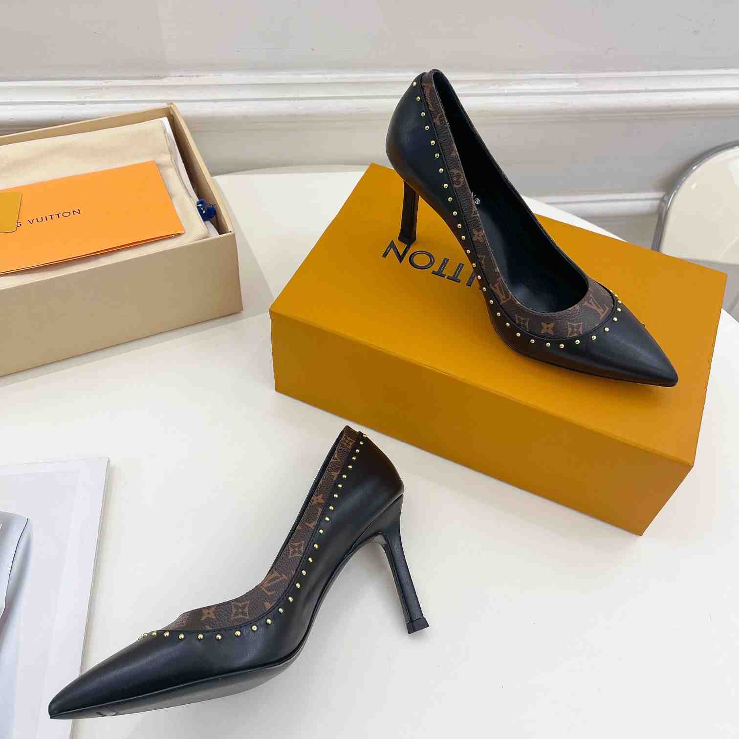 Louis Vuitton Signature Pump - FashionPlug
