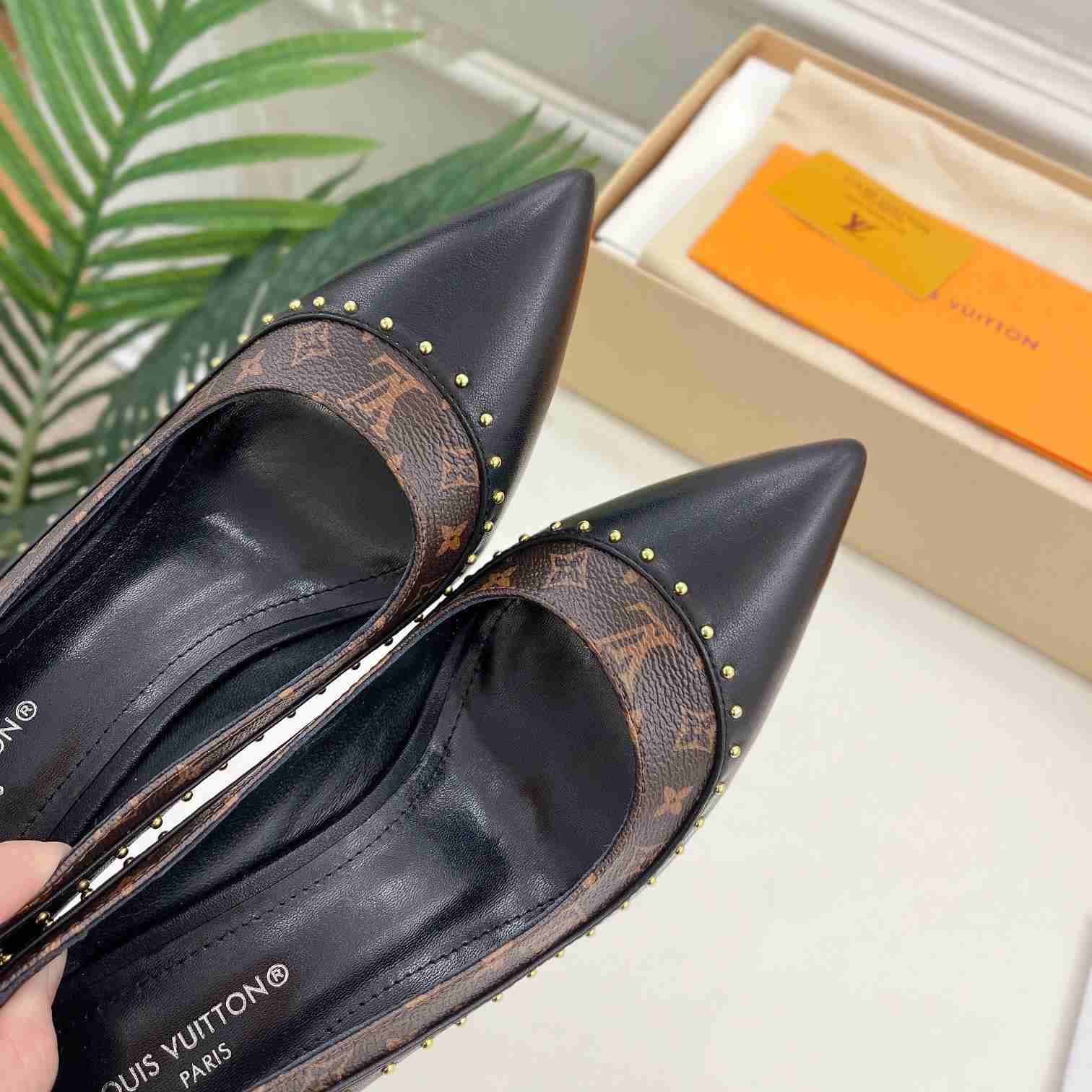 Louis Vuitton Signature Pump - FashionPlug