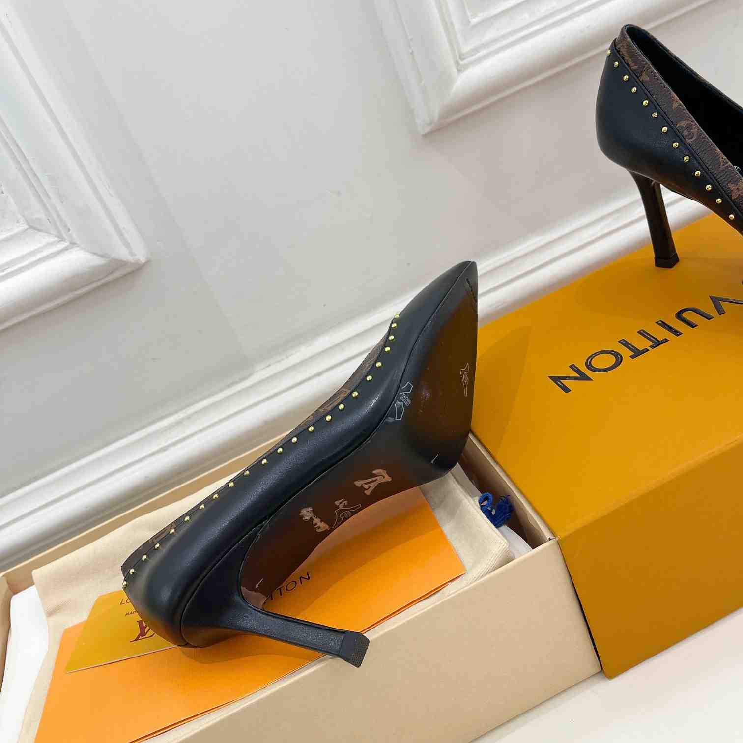Louis Vuitton Signature Pump - FashionPlug