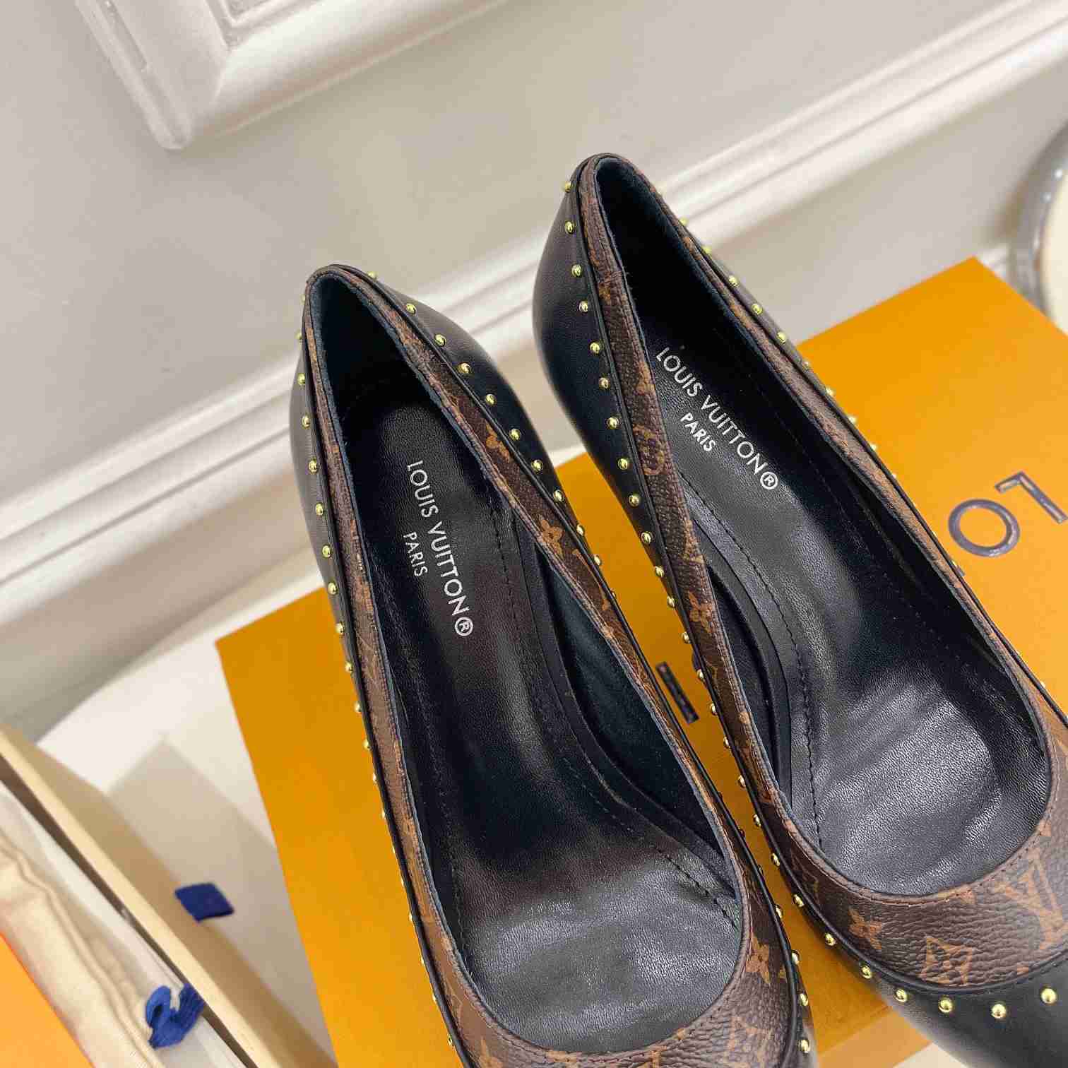 Louis Vuitton Signature Pump - FashionPlug