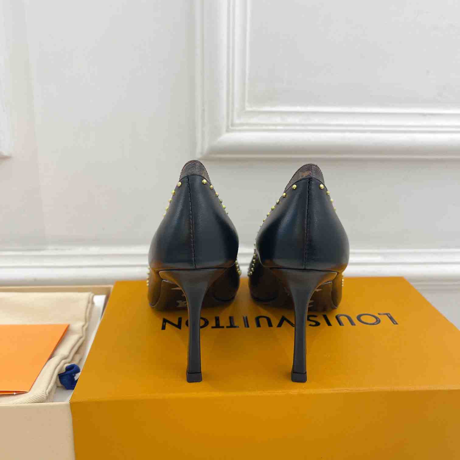 Louis Vuitton Signature Pump - FashionPlug