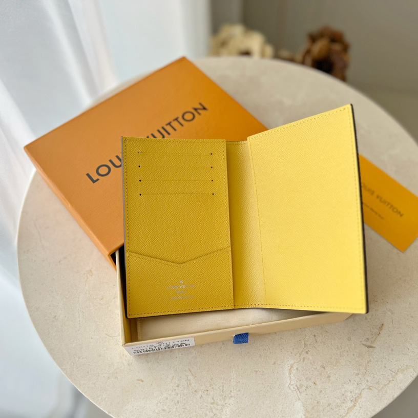 Louis Vuitton Passport Cover   M81614 - FashionPlug