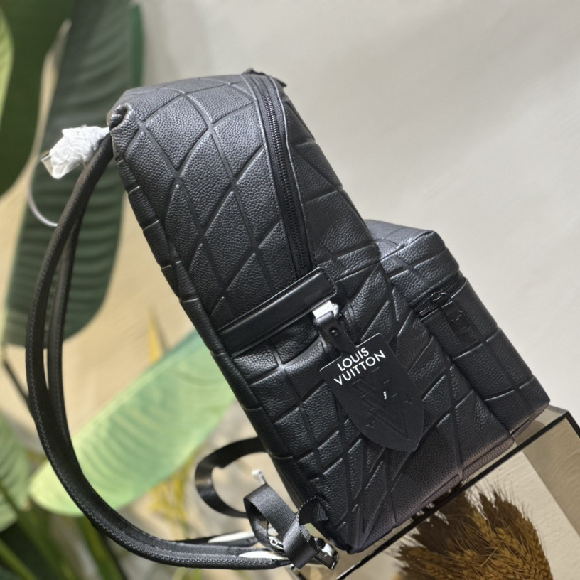 Louis Vuitton Discovery Backpack(30-40-20cm)  M21391 - FashionPlug