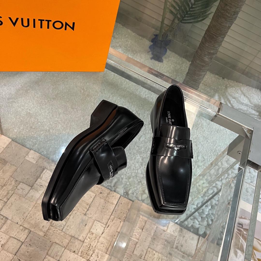 Louis Vuitton Connelly Flat Loafer      1AAOKF - FashionPlug