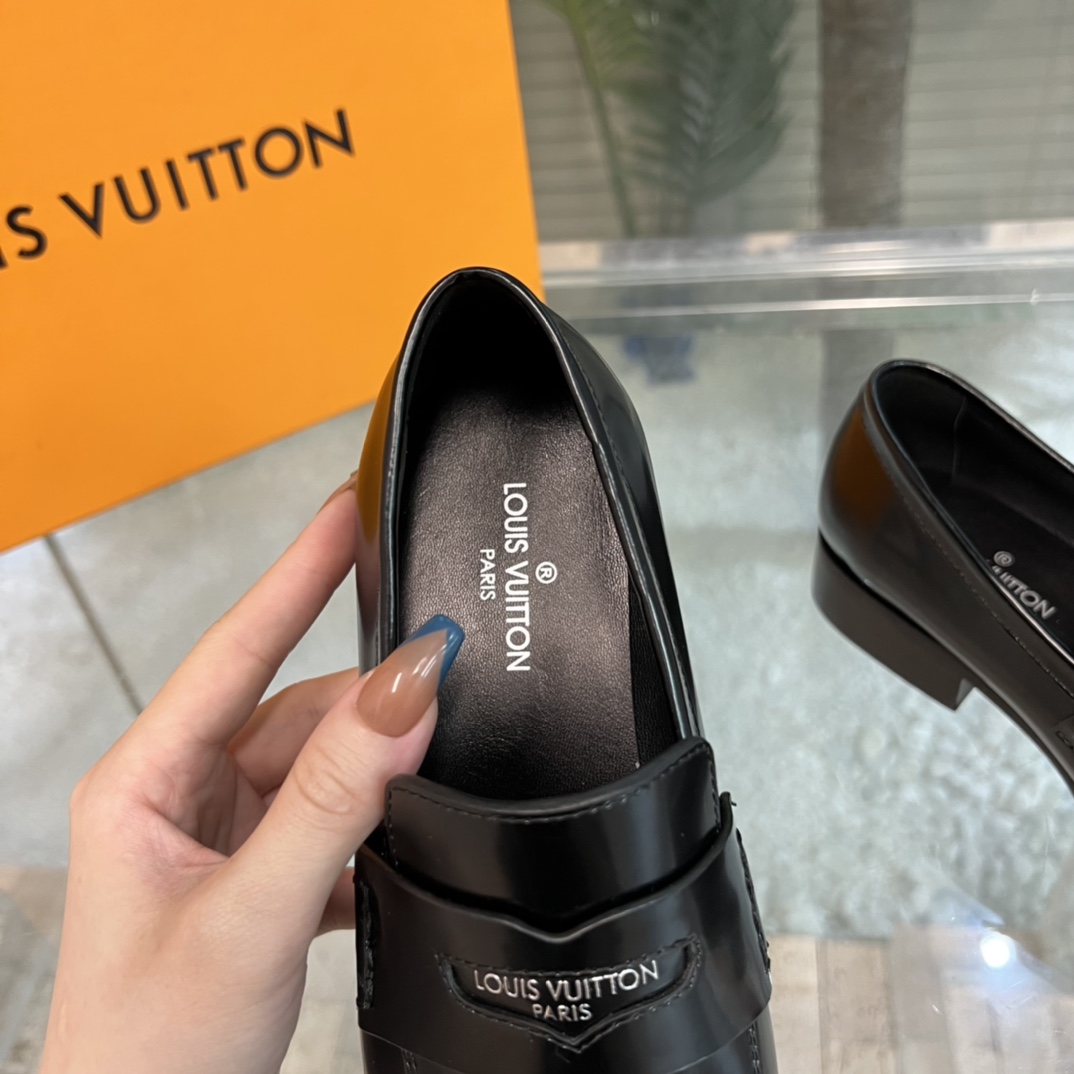 Louis Vuitton Connelly Flat Loafer      1AAOKF - FashionPlug