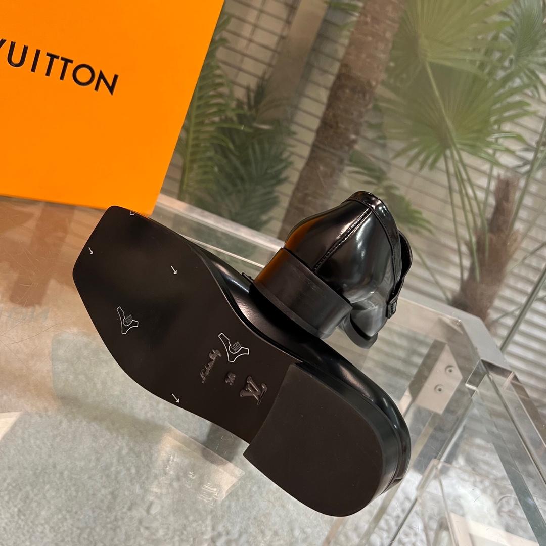 Louis Vuitton Connelly Flat Loafer      1AAOKF - FashionPlug