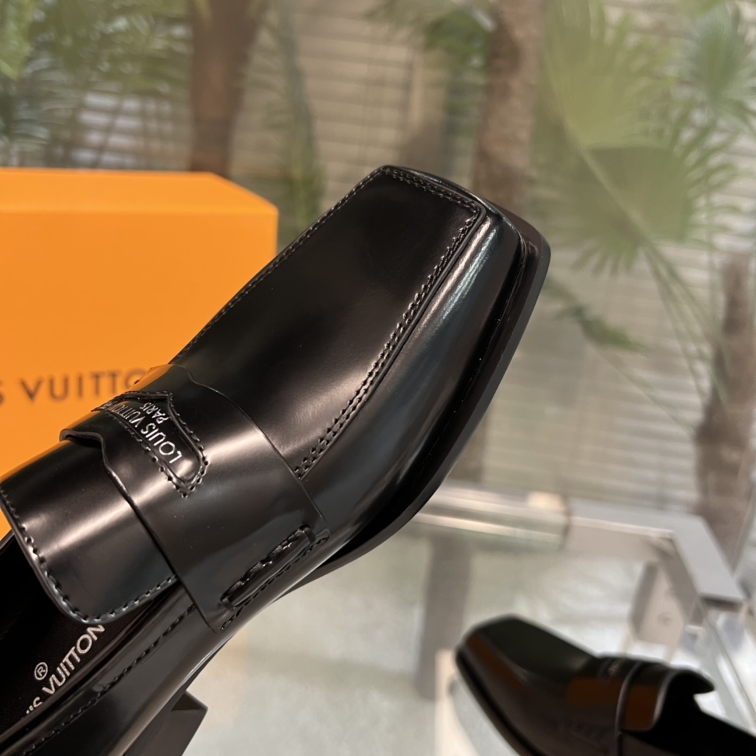 Louis Vuitton Connelly Flat Loafer      1AAOKF - FashionPlug