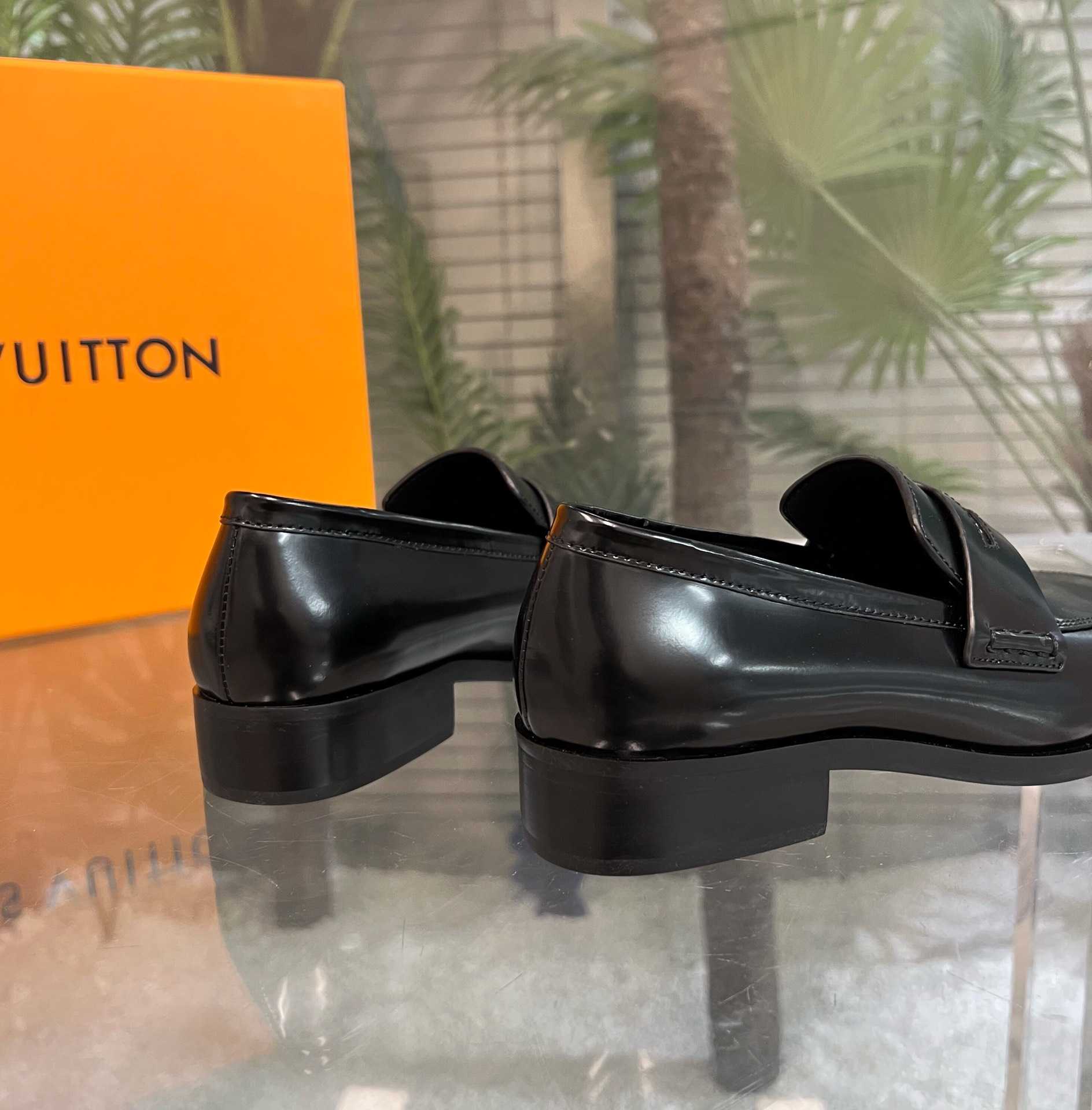 Louis Vuitton Connelly Flat Loafer      1AAOKF - FashionPlug