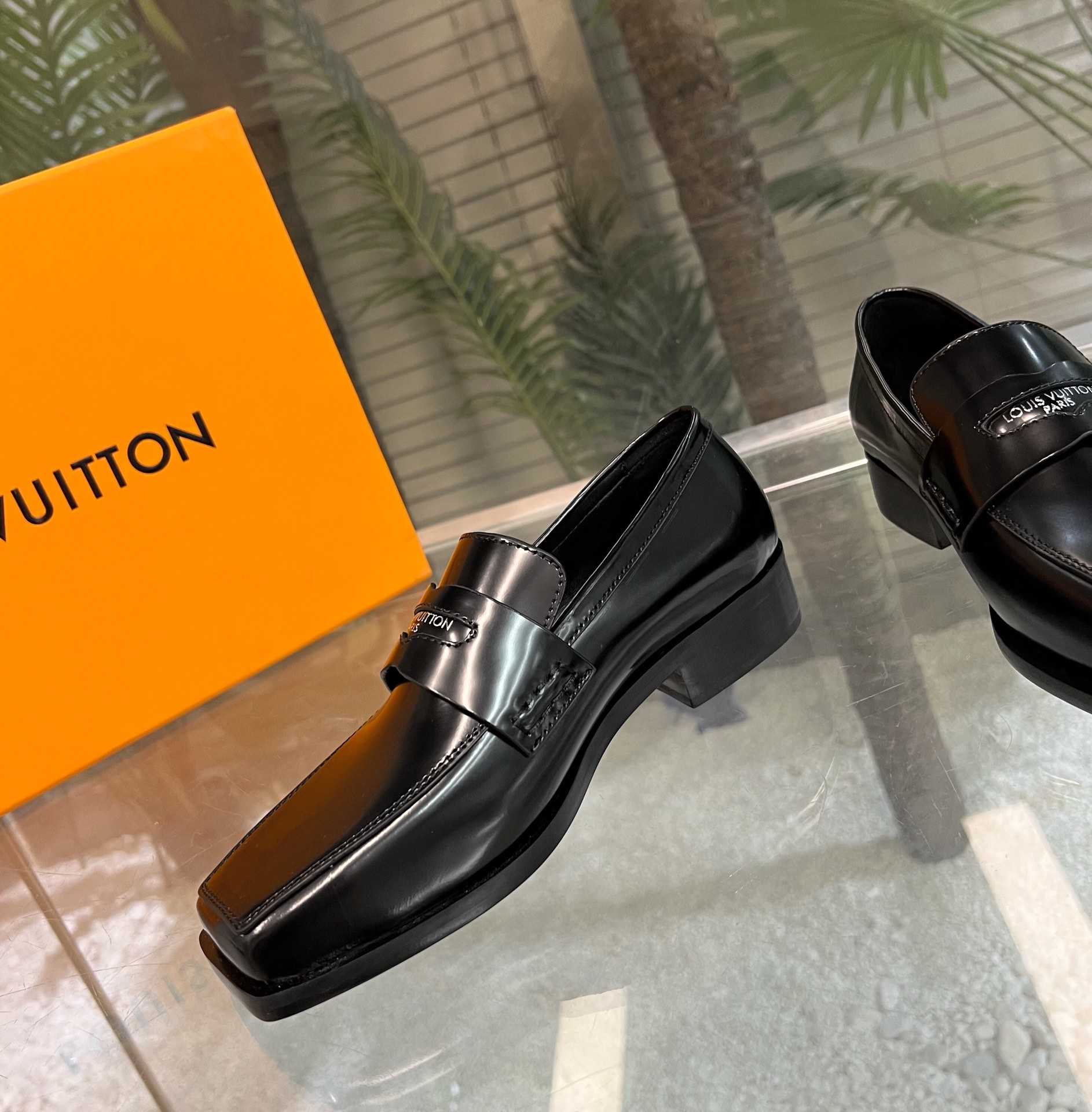 Louis Vuitton Connelly Flat Loafer      1AAOKF - FashionPlug
