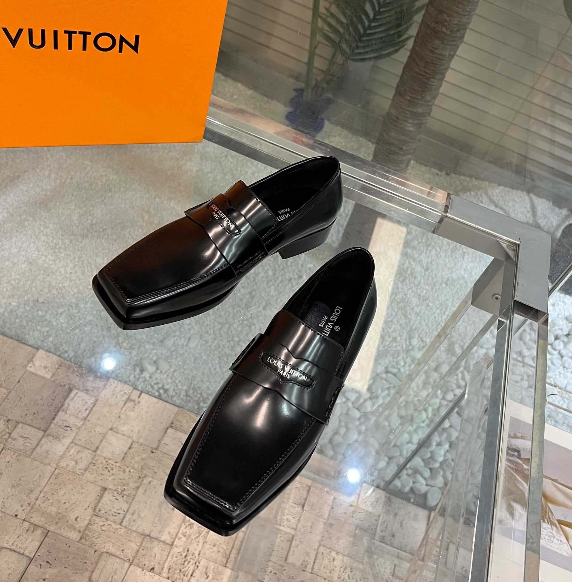 Louis Vuitton Connelly Flat Loafer      1AAOKF - FashionPlug