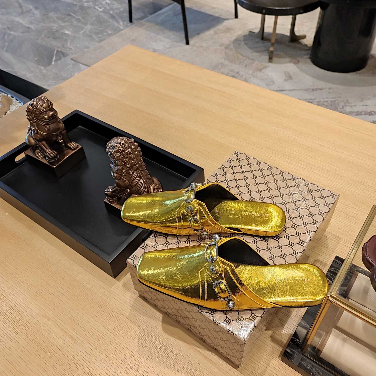 Balenciaga Women's Cosy Cagole Mule  - FashionPlug