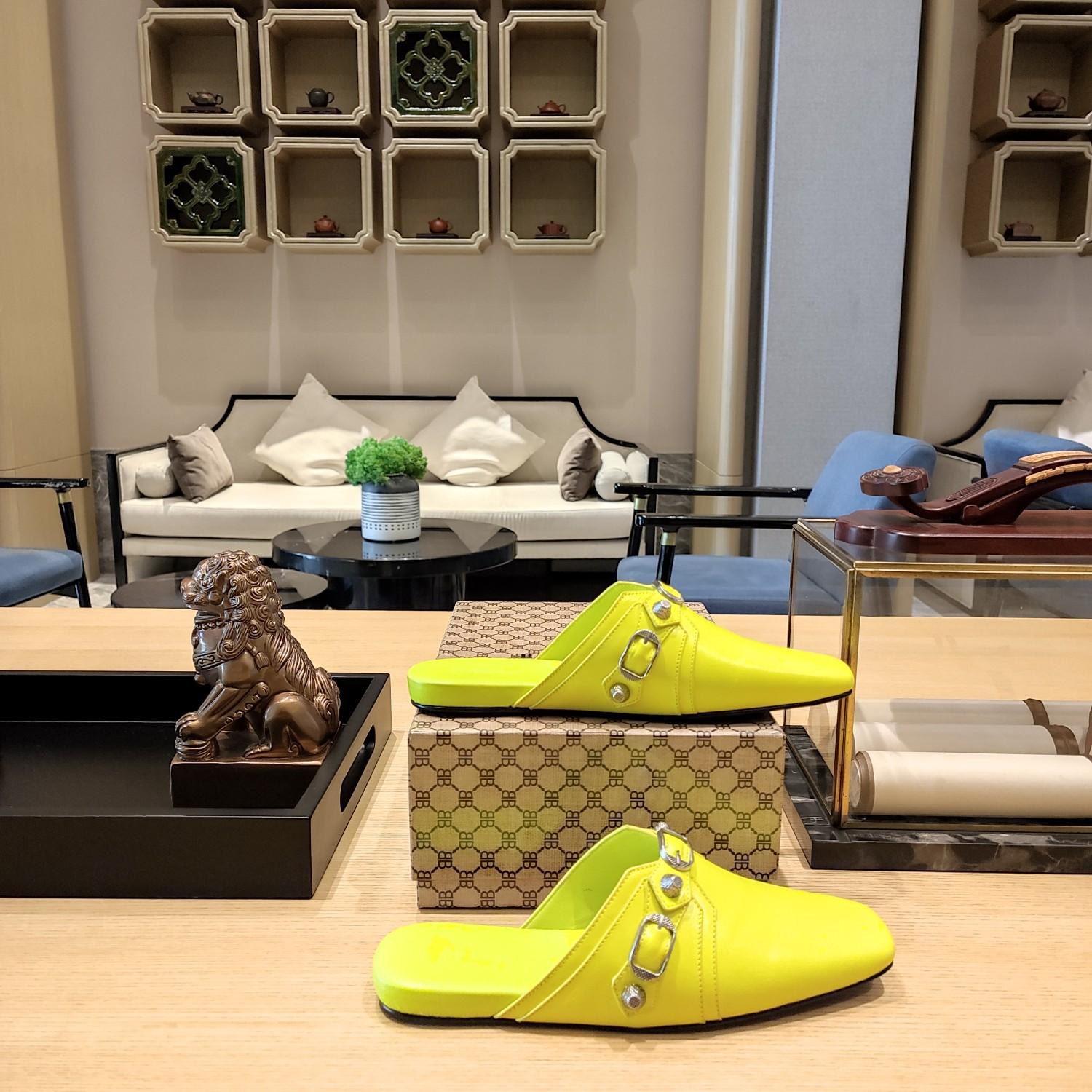 Balenciaga Women's Cosy Cagole Mule  - FashionPlug