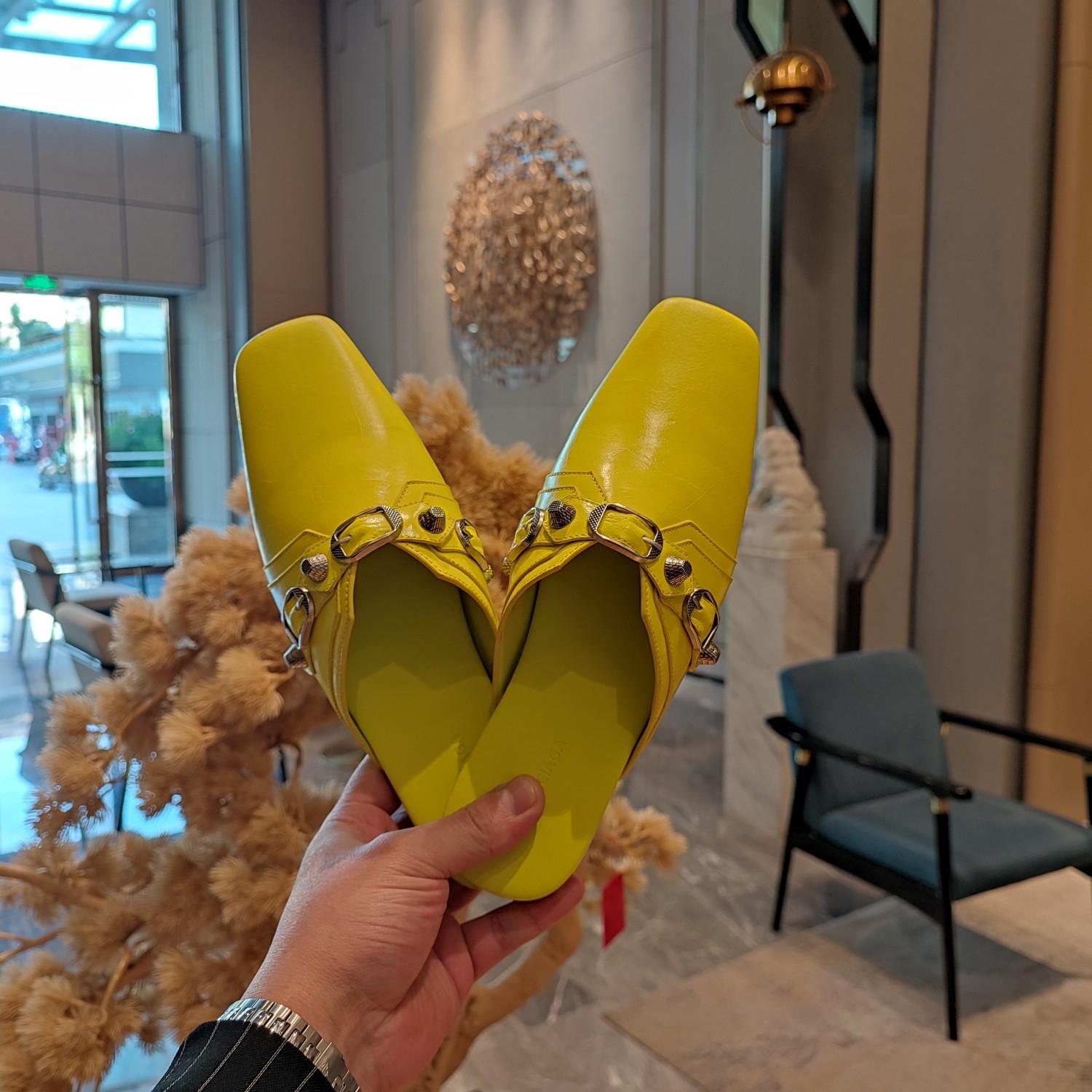 Balenciaga Women's Cosy Cagole Mule  - FashionPlug